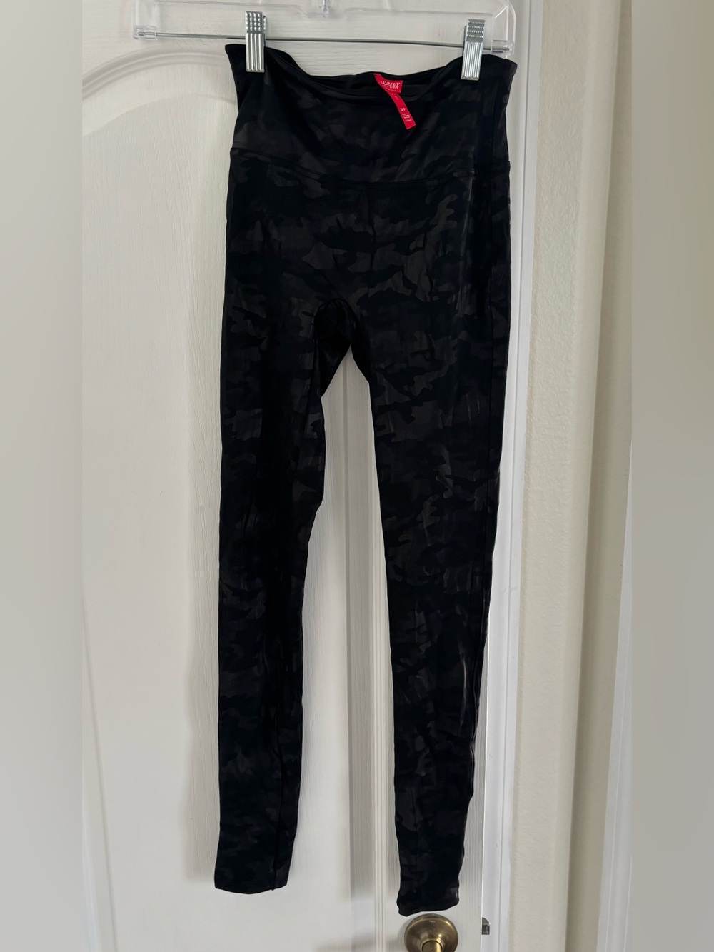 SPANX Women’s Black Camo High-Rise Leggings. Size S